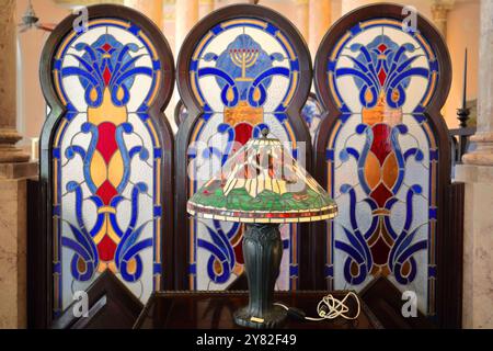 773 schermo in stile Art Nouveau e lampada da tavolo in stile Tiffany, lobby di un ex magazzino del 1908, angolo di Calle Amargura e San Ignacio Street. L'Avana-Cuba Foto Stock