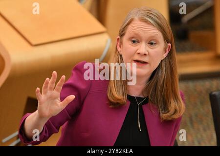 Edimburgo Scozia, Regno Unito 02 ottobre 2024. Segretario di gabinetto per la giustizia sociale Shirley-Anne Somerville MSP al Parlamento scozzese per il dibattito del Partito Laburista scozzese sull'emergenza abitativa. credito sst/alamy notizie in diretta Foto Stock