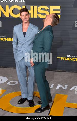 Isaac Powell und Billy Magnussen bei der Premiere der HBO serie The Franchise im Paramount Theater. Los Angeles, 01.10.2024 *** Isaac Powell e Billy Magnussen alla prima della serie HBO The Franchise al Paramount Theater di Los Angeles, 01 10 2024 foto:xD.xStarbuckx/xFuturexImagex franchise 4136 Foto Stock