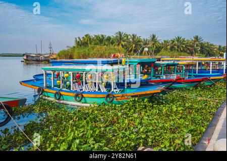 Barche vietnamite sul fiume Thu bon nella città vecchia di Hoi An in Vietnam in estate Foto Stock