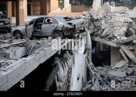 Beirut, Libano. 2 ottobre 2024. Questa foto mostra i danni causati dagli attacchi aerei israeliani nei sobborghi meridionali di Beirut, Libano, il 2 ottobre 2024. Nelle ultime 24 ore, gli attacchi aerei israeliani in Libano hanno ucciso 55 persone e ferito altre 156, ha detto il Ministero della salute libanese. Crediti: Bilal Jawich/Xinhua/Alamy Live News Foto Stock