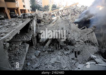 Beirut, Libano. 2 ottobre 2024. Questa foto mostra i danni causati dagli attacchi aerei israeliani nei sobborghi meridionali di Beirut, Libano, il 2 ottobre 2024. Nelle ultime 24 ore, gli attacchi aerei israeliani in Libano hanno ucciso 55 persone e ferito altre 156, ha detto il Ministero della salute libanese. Crediti: Bilal Jawich/Xinhua/Alamy Live News Foto Stock