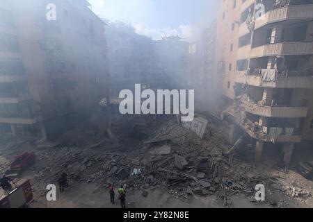 Beirut, Libano. 2 ottobre 2024. Questa foto mostra una scena dopo gli attacchi aerei israeliani nei sobborghi meridionali di Beirut, Libano, il 2 ottobre 2024. Nelle ultime 24 ore, gli attacchi aerei israeliani in Libano hanno ucciso 55 persone e ferito altre 156, ha detto il Ministero della salute libanese. Crediti: Bilal Jawich/Xinhua/Alamy Live News Foto Stock