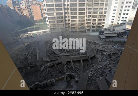 Beirut, Libano. 2 ottobre 2024. Questa foto mostra i danni causati dagli attacchi aerei israeliani nei sobborghi meridionali di Beirut, Libano, il 2 ottobre 2024. Nelle ultime 24 ore, gli attacchi aerei israeliani in Libano hanno ucciso 55 persone e ferito altre 156, ha detto il Ministero della salute libanese. Crediti: Bilal Jawich/Xinhua/Alamy Live News Foto Stock