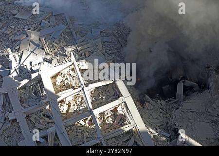 Beirut, Libano. 2 ottobre 2024. Questa foto mostra i danni causati dagli attacchi aerei israeliani nei sobborghi meridionali di Beirut, Libano, il 2 ottobre 2024. Nelle ultime 24 ore, gli attacchi aerei israeliani in Libano hanno ucciso 55 persone e ferito altre 156, ha detto il Ministero della salute libanese. Crediti: Bilal Jawich/Xinhua/Alamy Live News Foto Stock