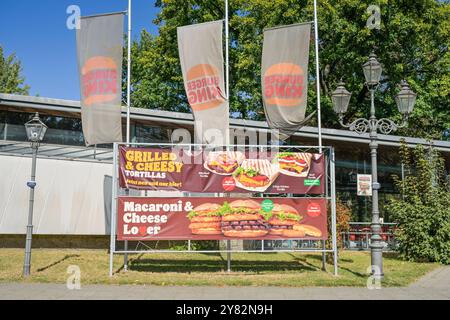 Burger King Imbiss, Berlin-Pavillon, Straße des 17. Juni Ecke Klopstockstraße, Tiergarten, Mitte, Berlin, Deutschland *** Burger King snack bar, Berlin Pavillon, Straße des 17 Juni corner Klopstockstraße, Tiergarten, Mitte, Berlino, Germania Foto Stock