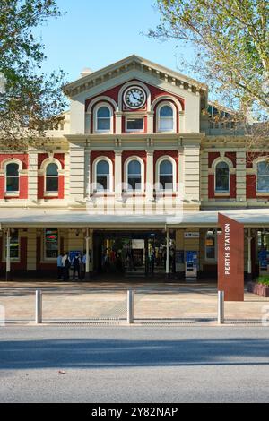 Un'immagine verticale dell'ingresso alla stazione ferroviaria di Perth in Wellington Street, costruita tra il 1890 e il 1894, Perth, Australia Occidentale. Foto Stock