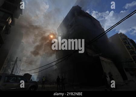 Beirut, Libano. 2 ottobre 2024. Questa foto mostra una scena dopo gli attacchi aerei israeliani nei sobborghi meridionali di Beirut, Libano, il 2 ottobre 2024. Nelle ultime 24 ore, gli attacchi aerei israeliani in Libano hanno ucciso 55 persone e ferito altre 156, ha detto il Ministero della salute libanese. Crediti: Bilal Jawich/Xinhua/Alamy Live News Foto Stock