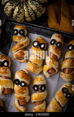 Cibo di Halloween. Ssalsiccia in forma di mummie Foto Stock