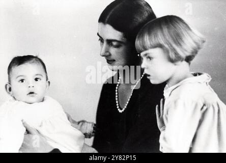 Anni '20 Archivio storico Olycom/LaPresse Iolanda Margherita di Savoia (Roma, 1° giugno 1901 - Roma, 16 ottobre 1986) è stata una principessa italiana. Fu contessa consorte di Bergolo dal 1924 al 1977, come moglie di Giorgio Carlo. Nella foto: Principessa Iolanda Margherita di Savoia con figlie nella foto: Principessa Iolanda Margherita di Savoia con figlie ￼ crediti: LaPresse/Alamy Live News Foto Stock