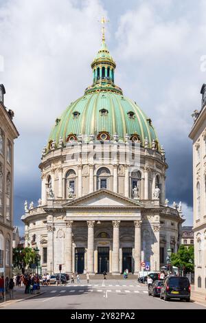 La Chiesa di Frederik, nota anche come Marmorkirken (Chiesa di marmo), è una chiesa evangelica luterana in stile rococò con una grande cupola a Copenaghen, Danimarca. Foto Stock