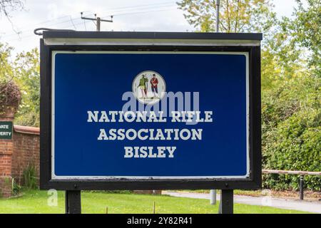 La National Rifle Association firma al poligono di tiro Bisley nel Surrey, Inghilterra, Regno Unito Foto Stock