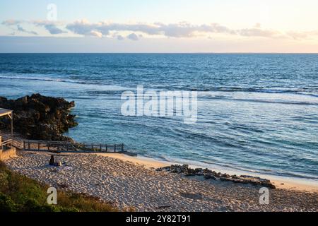 Una vista sulla piscina di Mettam al tramonto che include la rampa di accesso per disabili recentemente sostituita, una spiaggia a Perth, Australia Occidentale. Foto Stock