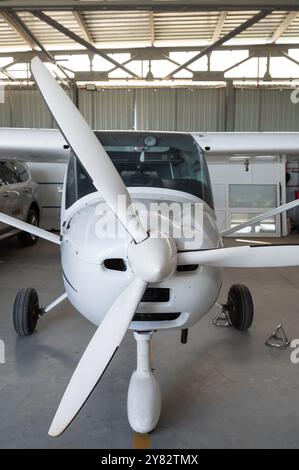 Piccolo aereo privato a elica leggero nell'hangar, foto ravvicinata Foto Stock