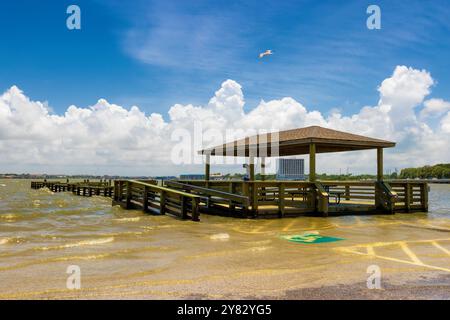 Kemah, Texas, Stati Uniti - 21 giugno 2024: Le acque alluvionali si trovano vicino a un famoso molo per la pesca lungo le rive della baia di Galveston. Foto Stock