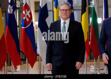 Bruxelles, Belgio. 2 ottobre 2024. Il presidente del Consiglio europeo Charles Michel accoglie con favore il primo ministro britannico Keir Starmer durante la sua visita al Consiglio della Commissione europea a Bruxelles, Belgio, 2 ottobre 2024. Crediti: ALEXANDROS MICHAILIDIS/Alamy Live News Foto Stock