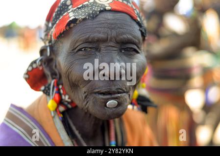 Una vecchia donna Pokot ad Amudat Karamoja - Uganda Foto Stock