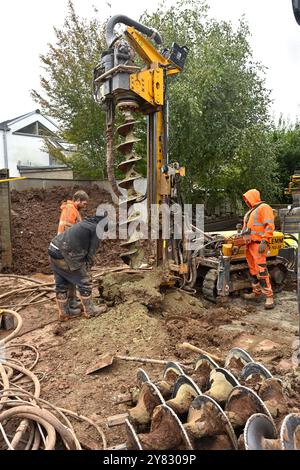 Perforazione di cumuli trivella su terreno argilloso in cantieri edili domestici per inserire la gabbia di rinforzo e il calcestruzzo per un cuscino Foto Stock