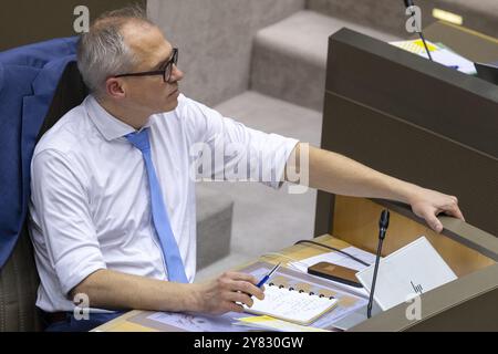 Bruxelles, Belgio. 2 ottobre 2024. Il Ministro fiammingo Matthias Diependaele, nella foto, mercoledì 2 ottobre 2024, durante una sessione plenaria del Parlamento fiammingo a Bruxelles. BELGA FOTO NICOLAS MAETERLINCK credito: Belga News Agency/Alamy Live News Foto Stock