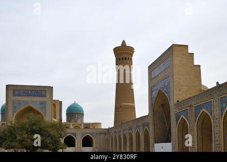 Bukhara, Uzbekistan - 12 settembre 2024: All'interno della moschea Kalon, cortile. Foto Stock