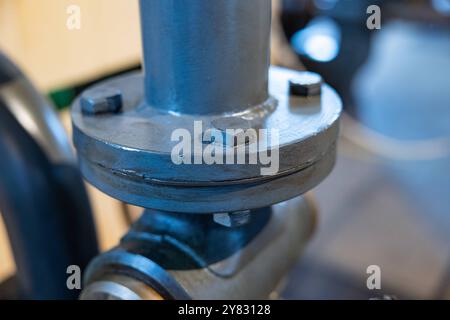 Vecchia tubazione collegata con una flangia e viti. Vecchia tubazione collegata con una flangia e viti. Tipo industriale, tubo, collegamento meccanico, tubazioni, macchina. Industry pipes flange screws B97A7612 Foto Stock