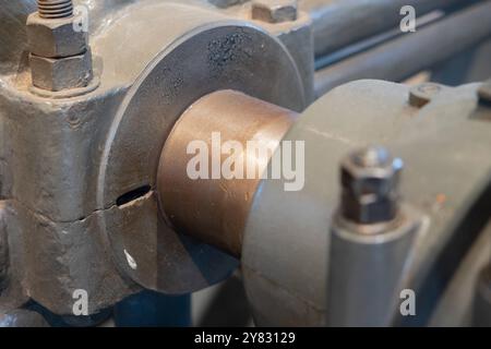 Vecchia tubazione con flangia e viti, collegata a una pompa, concentratevi sullo sfondo. Vecchia tubazione con flangia e viti, collegata a una pompa, concentratevi sullo sfondo. Collegamento meccanico, tubazioni, design industriale, vecchia macchina. Industry pipes flange screws B97A7614 Foto Stock