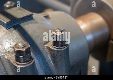 Vecchia tubazione con flangia e viti, collegata a una pompa. Vecchia tubazione con flangia e viti, collegata a una pompa. Collegamento meccanico, tubazioni, design industriale, vecchia macchina. Industry pipes flange screws B97A7613 Foto Stock