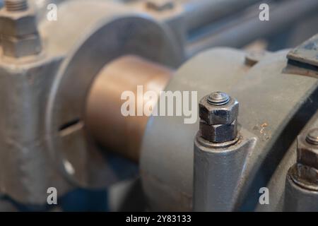 Vecchia tubazione con flangia e viti, collegata a una pompa, concentratevi sul primo piano. Vecchia tubazione con flangia e viti, collegata a una pompa, concentratevi sul primo piano. Collegamento meccanico, tubazioni, design industriale, vecchia macchina. Industry pipes flange screws B97A7615 Foto Stock