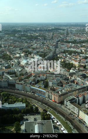 All'imbrunire, lo skyline di Berlino mette in mostra un mix di edifici storici e strutture moderne, creando un vivace arazzo urbano. L'ampia vista capt Foto Stock