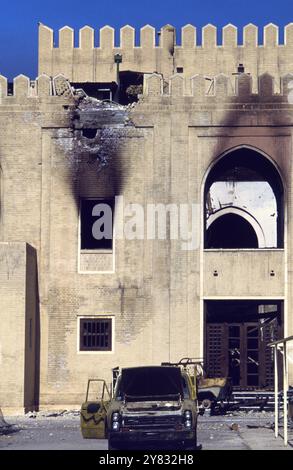 Prima guerra del Golfo: 8 marzo 1991 il Seif Palace, sede dell'emiro a Kuwait City, distrutto dal fuoco. Foto Stock