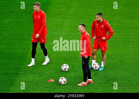 Praga, Repubblica Ceca. 2 ottobre 2024. Dai calciatori di sinistra dello Slavia Praga David Zima, Jan Boril, Ondrej Lingr in azione durante la sessione di allenamento precedente al 2° turno di Football Europa League partita: Slavia Praga vs Ajax Amsterdam a Praga, Repubblica Ceca, 2 ottobre 2024. Crediti: Ondrej Deml/CTK Photo/Alamy Live News Foto Stock