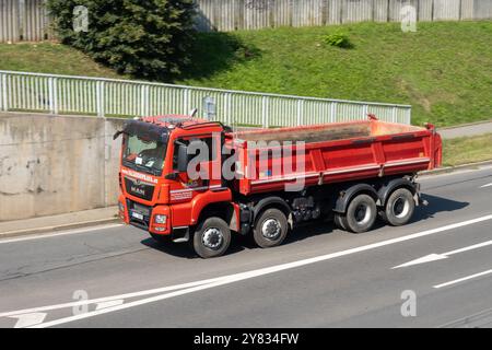 OSTRAVA, CECHIA - 13 SETTEMBRE 2023: Autocarro ribaltabile MAN TGS 35,420 a quattro assali, lieve effetto di sfocatura del movimento Foto Stock