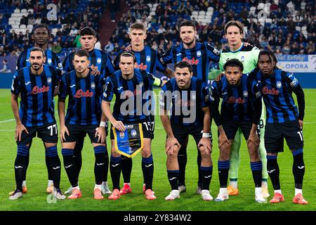 GELSENKIRCHEN, GERMANIA - 2 OTTOBRE: Teamphoto di Atalanta con Marco Carnesecchi di Atalanta BC, Odilon Kossounou di Atalanta BC, Ademola Lookman di Atalanta BC, Ederson di Atalanta BC, Marten de Roon di Atalanta BC, Raoul Bellanova di Atalanta BC, Charles De Ketelaere di Atalanta BC, Berat Djimimac di Atalanta BC, Kolasanta BC, Sesiti BC, Lazar Samardzic dell'Atalanta BC e Davide Zappacosta dell'Atalanta BC durante la fase MD2 di UEFA Champions League 2024/25 tra FC Shakhtar Donetsk e Atalanta BC all'Arena AufSchalke il 2 ottobre 2024 a Gelsenkirchen, Germania. (Foto di Foto Stock