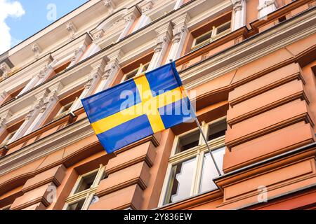bandiera svedese che sventola su un edificio Foto Stock