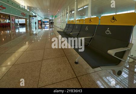 Posti a sedere per disabili all'aeroporto El Prat di Barcellona Foto Stock