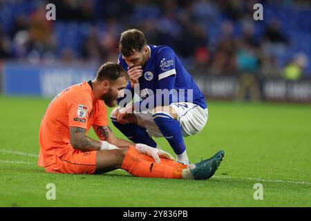 Cardiff, Regno Unito. 1 ottobre 2024. Jak Alnwick, il portiere della città di Cardiff parla con Calum Chambers della città di Cardiff (r). Partita del campionato EFL Skybet, Cardiff City contro Millwall al Cardiff City Stadium di Cardiff, Galles, martedì 1 ottobre 2024. Questa immagine può essere utilizzata solo per scopi editoriali. Solo per uso editoriale, foto di Andrew Orchard/Alamy Live news Foto Stock