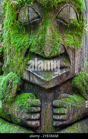 Un vecchio totem coperto di muschio nei Van Dusen Gardens di Vancouver in Canada Foto Stock