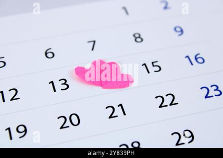 Un paio di cuori che indicano San Valentino sul calendario Foto Stock