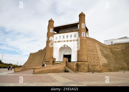 Bukhara, Uzbekistan 12 settembre 2024: L'ingresso principale nell'Arca di Bukhara è un'enorme fortezza situata nella città di Bukhara, Foto Stock