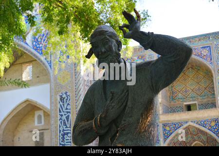 Bukhara, Uzbekistan - 12 settembre 2024: Monumento Nasreddin Hodja o Mullah Nasreddin Hooja vicino alla Madrasa Nadir Divan Beghi, complesso Lyabi Hauz a Buk Foto Stock