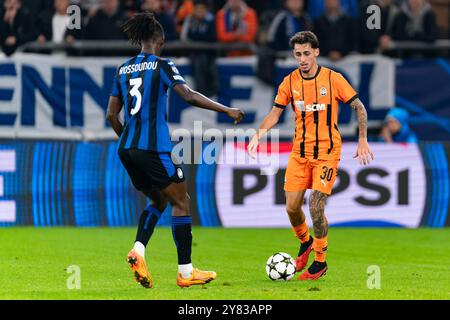 Gelsenkirchen, Germania. 2 ottobre 2024. GELSENKIRCHEN, GERMANIA - 2 OTTOBRE: Odilon Kossounou dell'Atalanta BC e Marlon Gomes dell'FC Shakhtar Donetsk durante la partita di UEFA Champions League 2024/25 in fase MD2 tra FC Shakhtar Donetsk e Atalanta BC all'Arena AufSchalke il 2 ottobre 2024 a Gelsenkirchen, Germania. (Foto di Joris Verwijst/Agenzia BSR) credito: Agenzia BSR/Alamy Live News Foto Stock