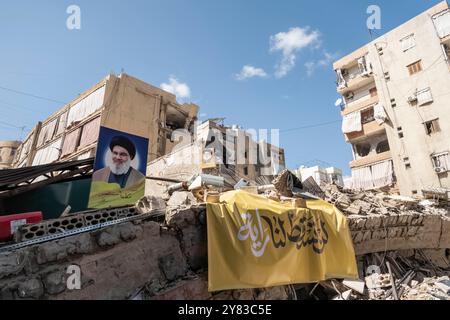 Beirut, Libano. 2 ottobre 2024. I ritratti del capo di Hezbollah Nasrallah si trovano in mezzo alla distruzione in un'area colpita da attacchi aerei israeliani durante la notte. L'ufficio stampa e media di Hezbollah ha organizzato un tour all'interno del sobborgo residenziale di Dahieh, a sud di Beirut, per mostrare le aree recentemente bombardate. (Credit Image: © Matteo Placucci/ZUMA Press Wire) SOLO PER USO EDITORIALE! Non per USO commerciale! Foto Stock