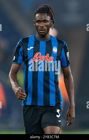 Gelsenkirchen, Germania. 2 ottobre 2024. GELSENKIRCHEN, GERMANIA - 2 OTTOBRE: L'Odilon Kossounou dell'Atalanta BC guarda durante la fase MD2 della UEFA Champions League 2024/25 tra l'FC Shakhtar Donetsk e l'Atalanta BC all'Arena AufSchalke il 2 ottobre 2024 a Gelsenkirchen, Germania. (Foto di Joris Verwijst/Agenzia BSR) credito: Agenzia BSR/Alamy Live News Foto Stock