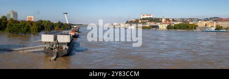 Bratislava - l'alluvione sul Danubio dal ponte ODL - Castello e ponte SNP nel 17. Settembre 2024 . Foto Stock