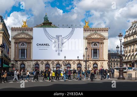 Cartellone pubblicitario per gioielli Chanel sull'impalcatura dei lavori di ristrutturazione sulla facciata principale del teatro dell'opera di Parigi (Palais Garnier Foto Stock