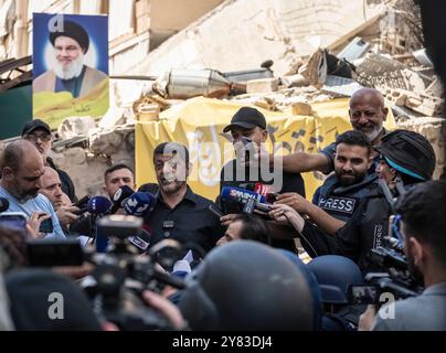 Beirut, Libano. 2 ottobre 2024. L'ufficio stampa e media di Hezbollah ha organizzato un tour all'interno del sobborgo residenziale di Dahieh, a sud di Beirut, per mostrare le aree recentemente bombardate. Un ritratto del capo di Hezbollah Nasrallah, ucciso, si trova in mezzo alla distruzione in un'area colpita da attacchi aerei israeliani. (Credit Image: © Matteo Placucci/ZUMA Press Wire) SOLO PER USO EDITORIALE! Non per USO commerciale! Foto Stock