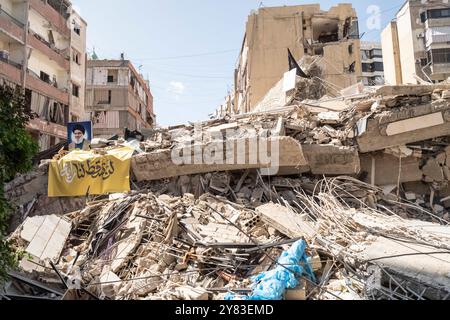 Beirut, Beirut, Libano. 2 ottobre 2024. L'ufficio stampa e media di Hezbollah ha organizzato un tour all'interno del sobborgo residenziale di Dahieh, a sud di Beirut, per mostrare le aree recentemente bombardate. Un ritratto del capo di Hezbollah Nasrallah, ucciso, si trova in mezzo alla distruzione in un'area colpita da attacchi aerei israeliani. (Credit Image: © Matteo Placucci/ZUMA Press Wire) SOLO PER USO EDITORIALE! Non per USO commerciale! Foto Stock