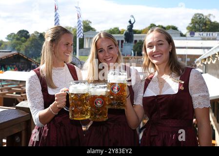 MONACO DI BAVIERA, GERMANIA - SETTEMBRE 30: Sydney Lohmann del Bayern Muenchen, Klara Buehl del Bayern Muenchen, Giulia Gwinn del Bayern Muenchen partecipa al Bayern München Women's Oktoberfest al Kaefer Schaenke il 30 settembre 2024 a Monaco di Baviera, Germania. © diebilderwelt / Alamy Stock Foto Stock