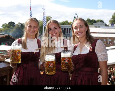 MONACO DI BAVIERA, GERMANIA - SETTEMBRE 30: Sydney Lohmann del Bayern Muenchen, Klara Buehl del Bayern Muenchen, Giulia Gwinn del Bayern Muenchen partecipa al Bayern München Women's Oktoberfest al Kaefer Schaenke il 30 settembre 2024 a Monaco di Baviera, Germania. © diebilderwelt / Alamy Stock Foto Stock