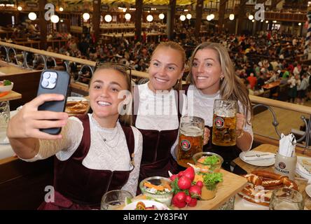 MONACO DI BAVIERA, GERMANIA - SETTEMBRE 30: Georgia Stanway del Bayern Muenchen, Glodis Perla Viggosdottir del Bayern Muenchen, Linda Sembrant del Bayern Muenchen FC Bayern München Women's partecipa all'Oktoberfest al Kaefer Schaenke il 30 settembre 2024 a Monaco di Baviera, Germania. © diebilderwelt / Alamy Stock Foto Stock